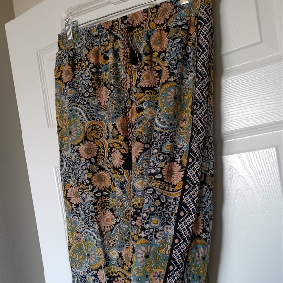 LOFT Floral Pants - Picture 8 of 9